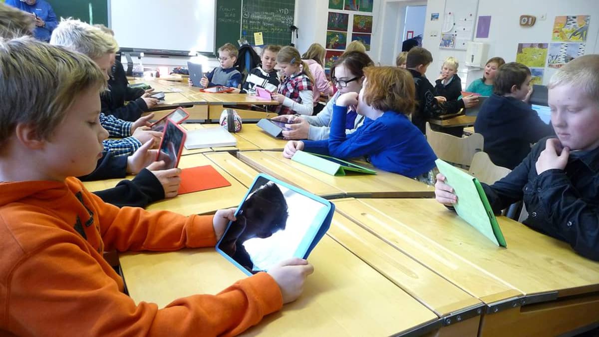 Tottijärven koulun oppilaita iPadien kanssa luokassa