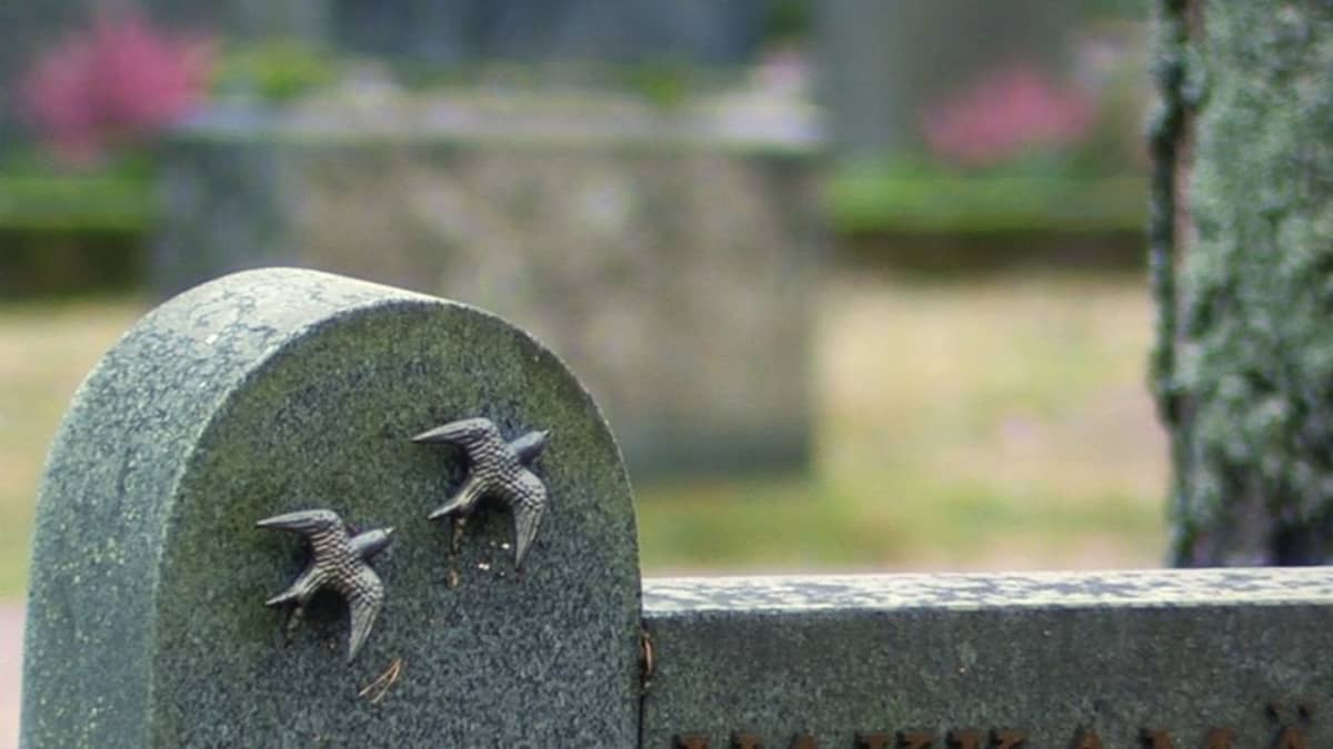 Hautakivi hautausmaalla.