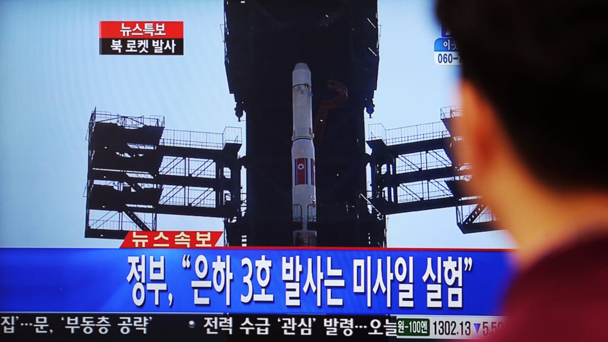 Eteläkorealainen katsoo Pohjois-Korean raketinlaukaisua käsittelevää uutista Soulissa 12. joulukuuta 2012.
