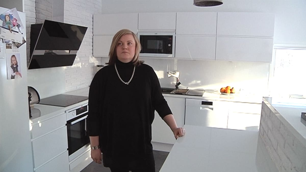 Anu Hauta-aho uuden talon keittiössä.