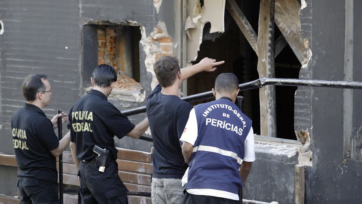 Brasilialaiset poliisit tutkivat palanutta yökerhoa Santa Mariassa.
