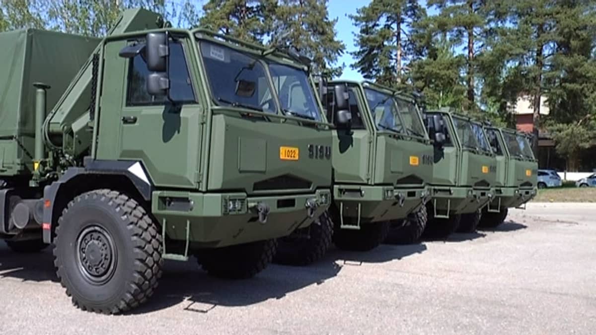 Suomen armeijalle toimitettuja Sisu kuorma-autoja.