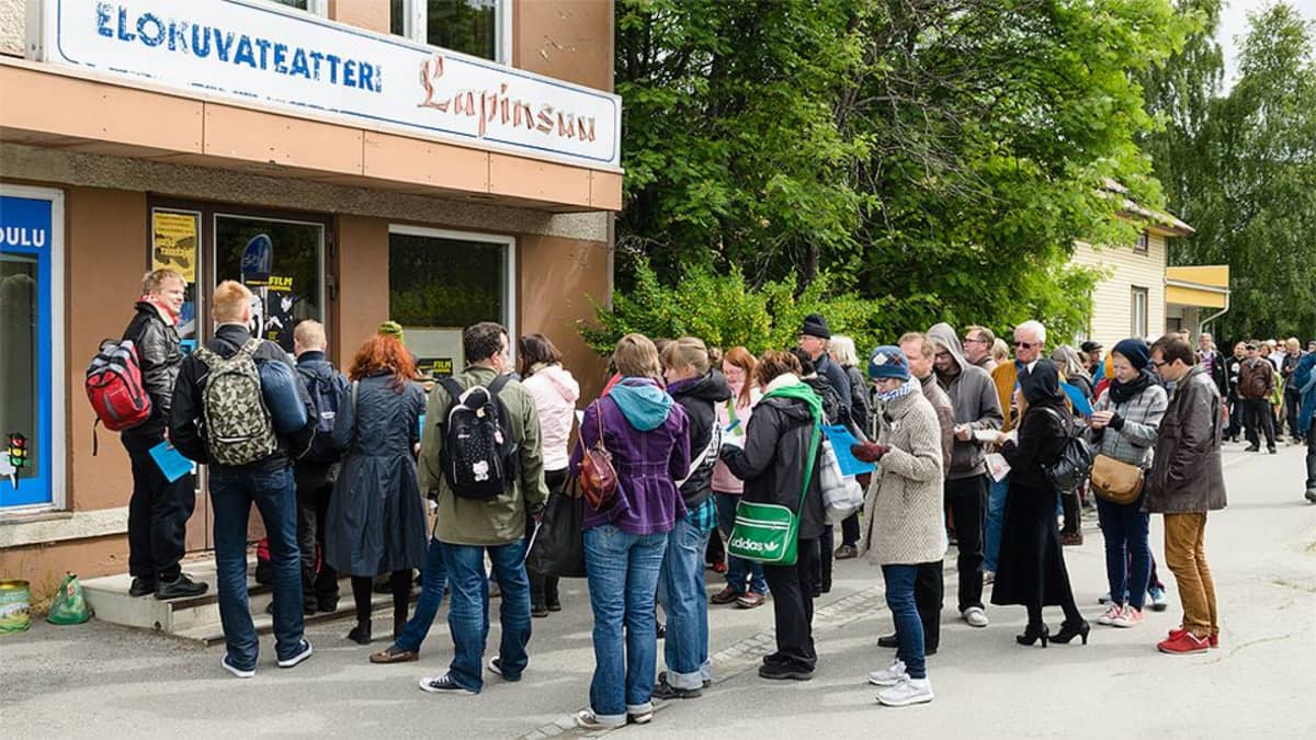 Jono Sodankylän elokuvateatteri Lapinsuun ovella hetkeä ennen festivaalin lipunmyynnin alkua.