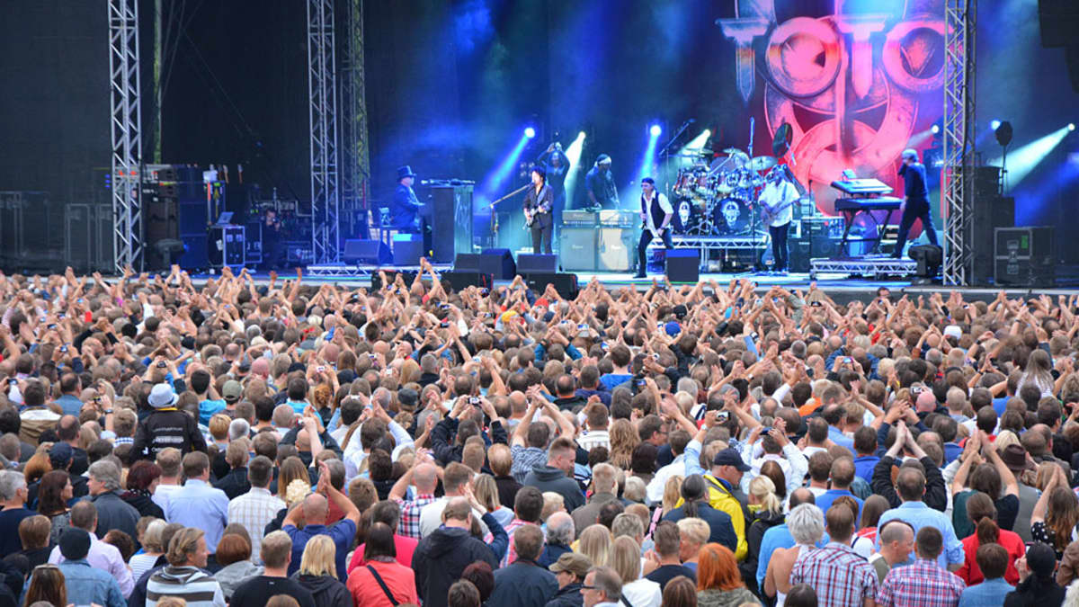Kuvassa Toto konserttilavalla Pietarsaaressa 05.07.2013