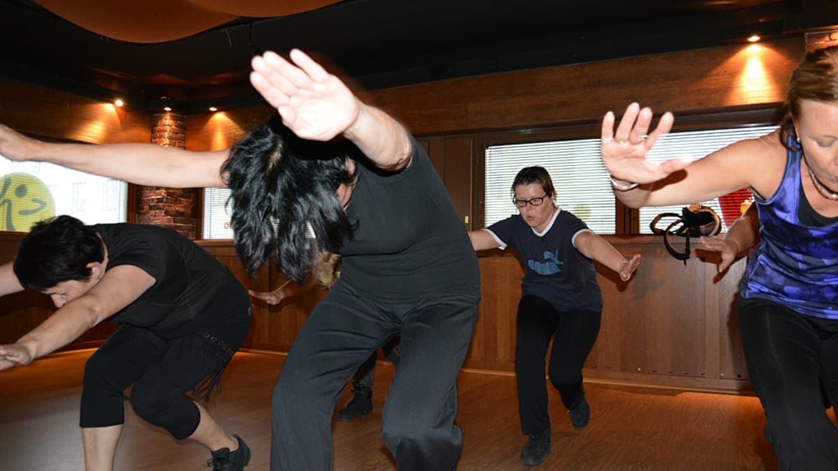 Kajaanilaiset Muijat-tanssiryhmän naiset heittäytyvät tansiin harjoitusten tiimellyksessä.