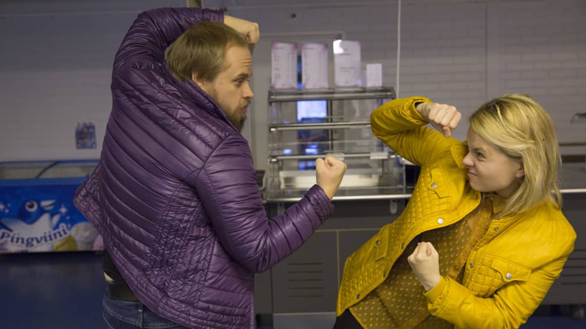 Jari Manninen ja puvustaja Esteri Orjasniemi etsivät mahdollisia pukukokonaisuuksia.
