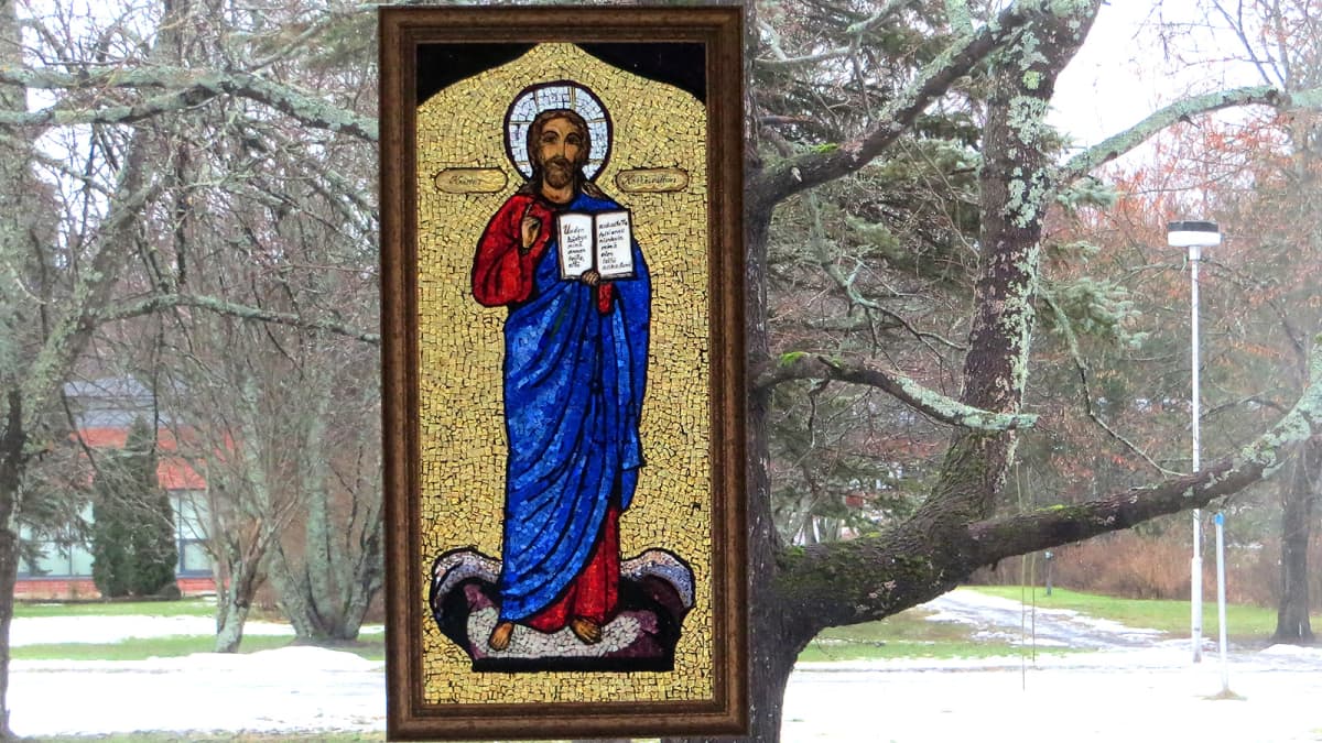 Kristusta kuvaava taulu ikkunassa