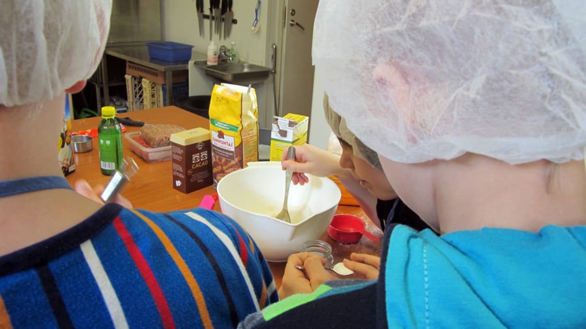 Kuvassa lapsi leipoo Marttaliiton Pikkukokki-kurssilla.