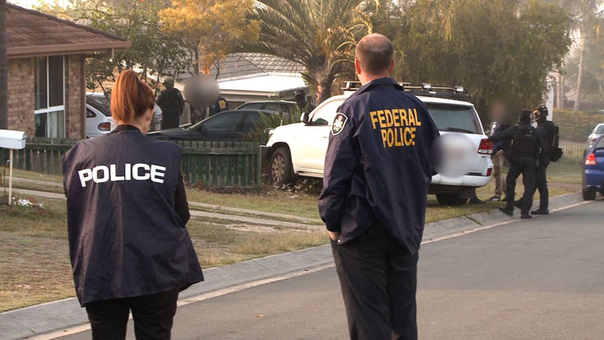 Australian poliisi pidätti kaksi epäiltyä Islamilaisen keskuksen ratsian jälkeen Brisbanessa, Australiassa keskiviikkona.