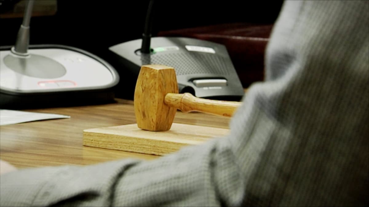 Nuija oikeussalissa tuomarin pöydällä.
