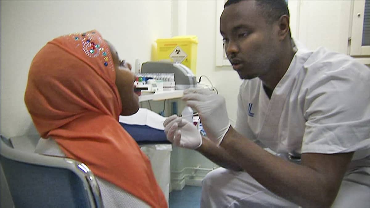 Hassan Abrirahman Ali tekee nuorelle lapselle terveystarkastusta.