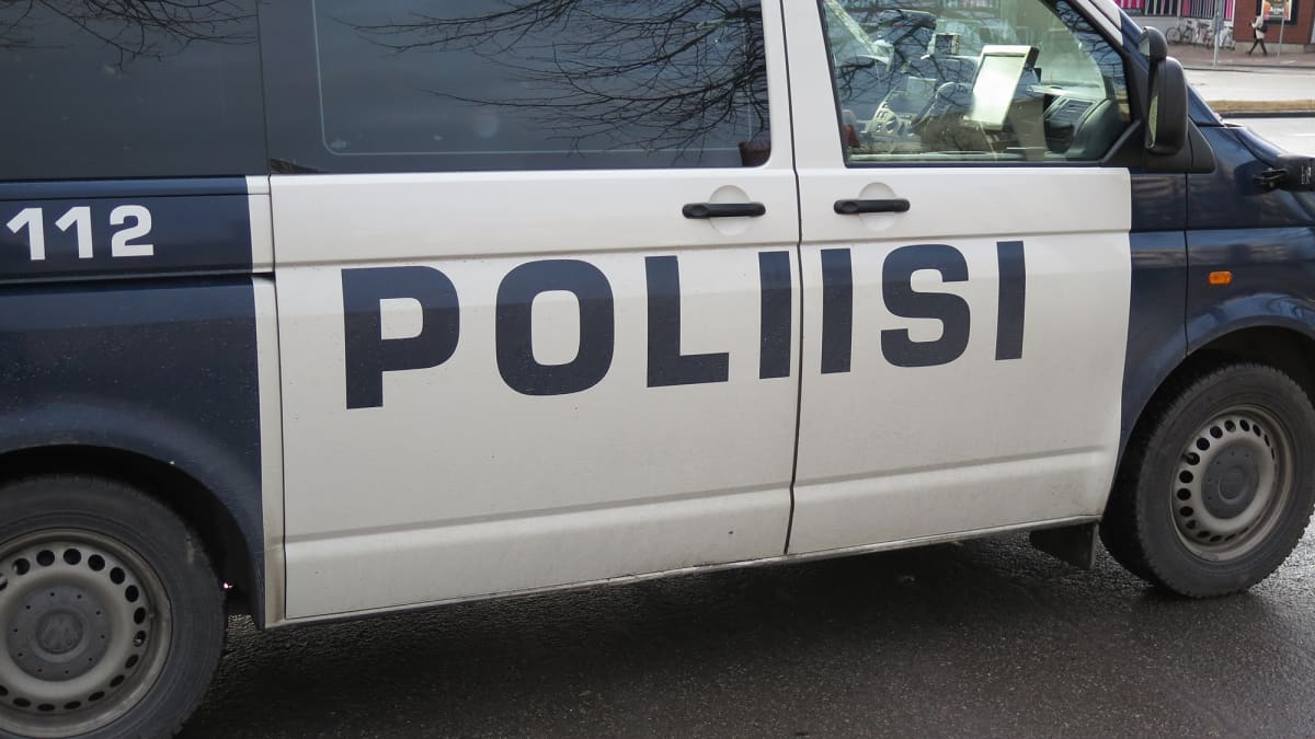Poliisi-teksti poliisiauton kyljessä.