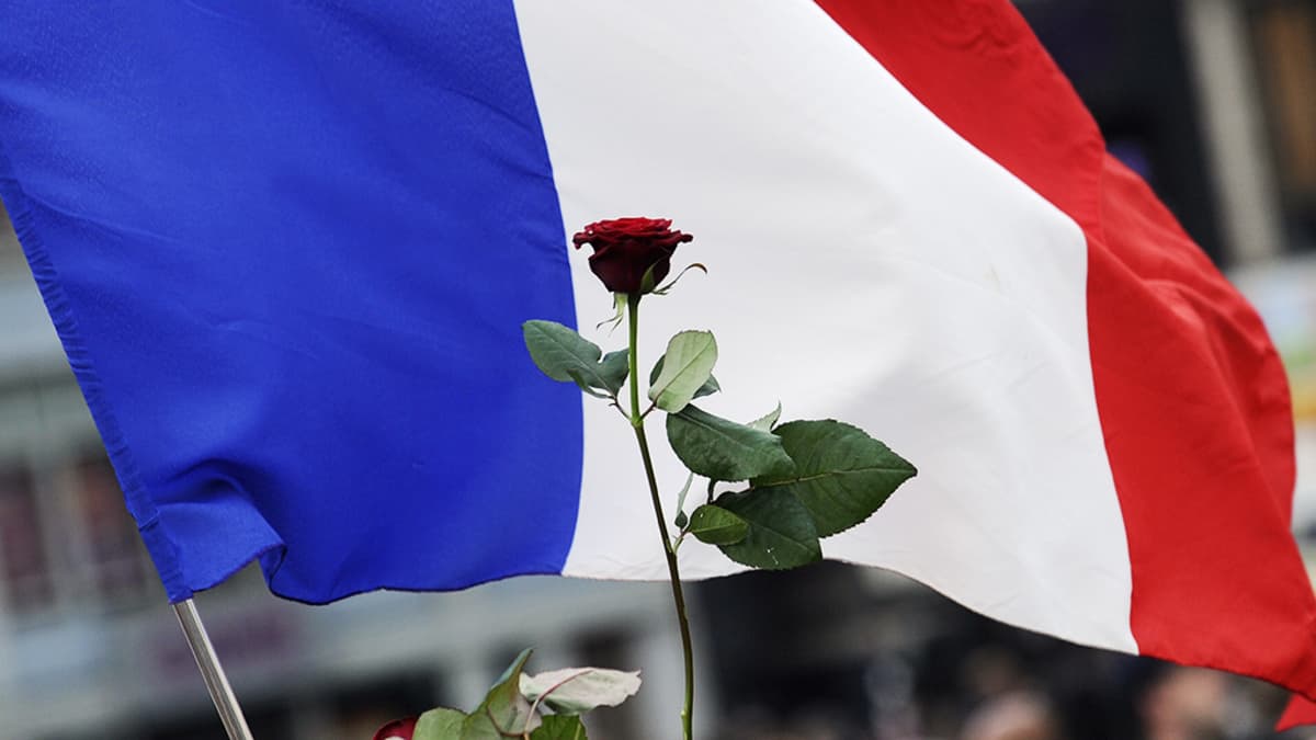 Ruusu Ranskan lipun edessä.