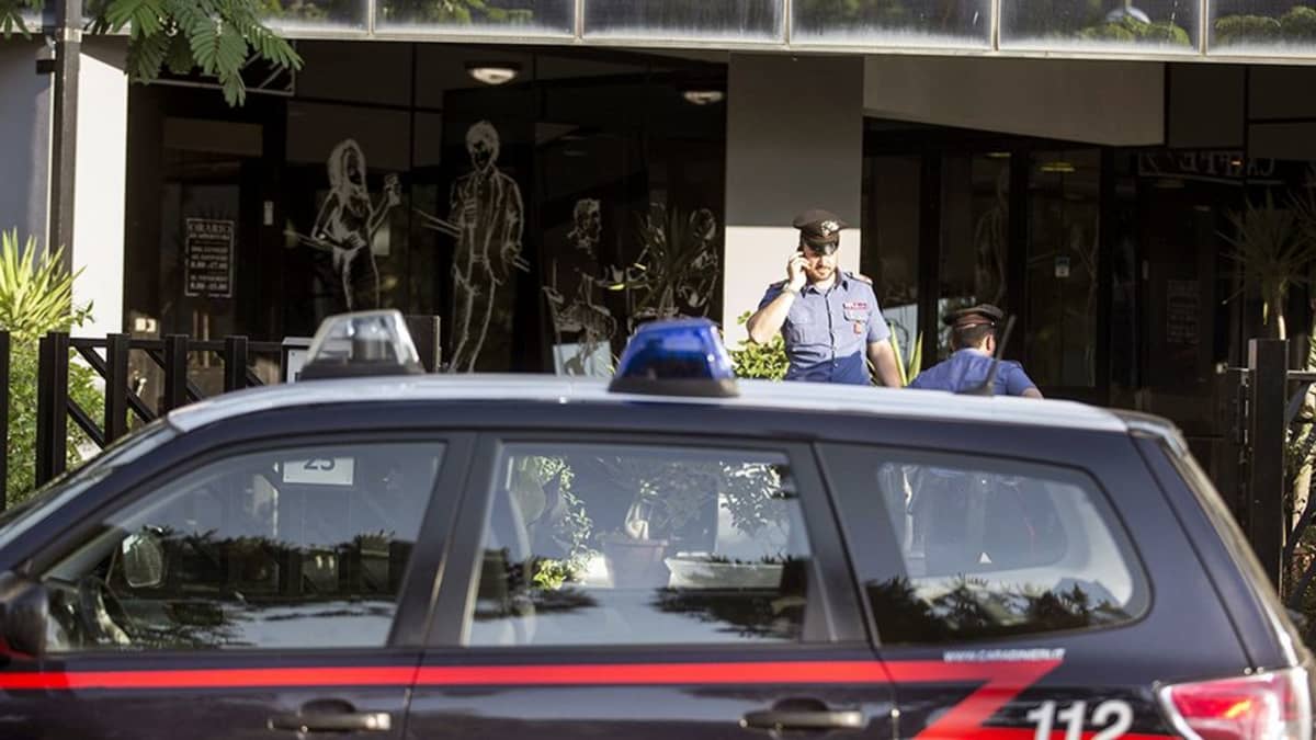 Italialaiset poliisit valvovat mafiaan liittyvää pidätysoperaatiota Roomassa.