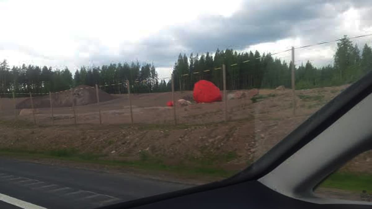 E18-moottoritien varrelle on ilmaantunut useita punaiseksi maalattuja kiviä viime aikoina.