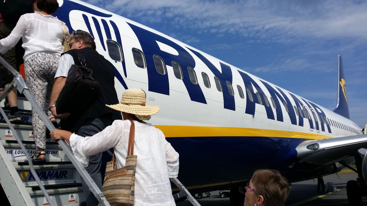 Ryanairin kone lähdössä Bergamoon Lappeenrannan kentältä.