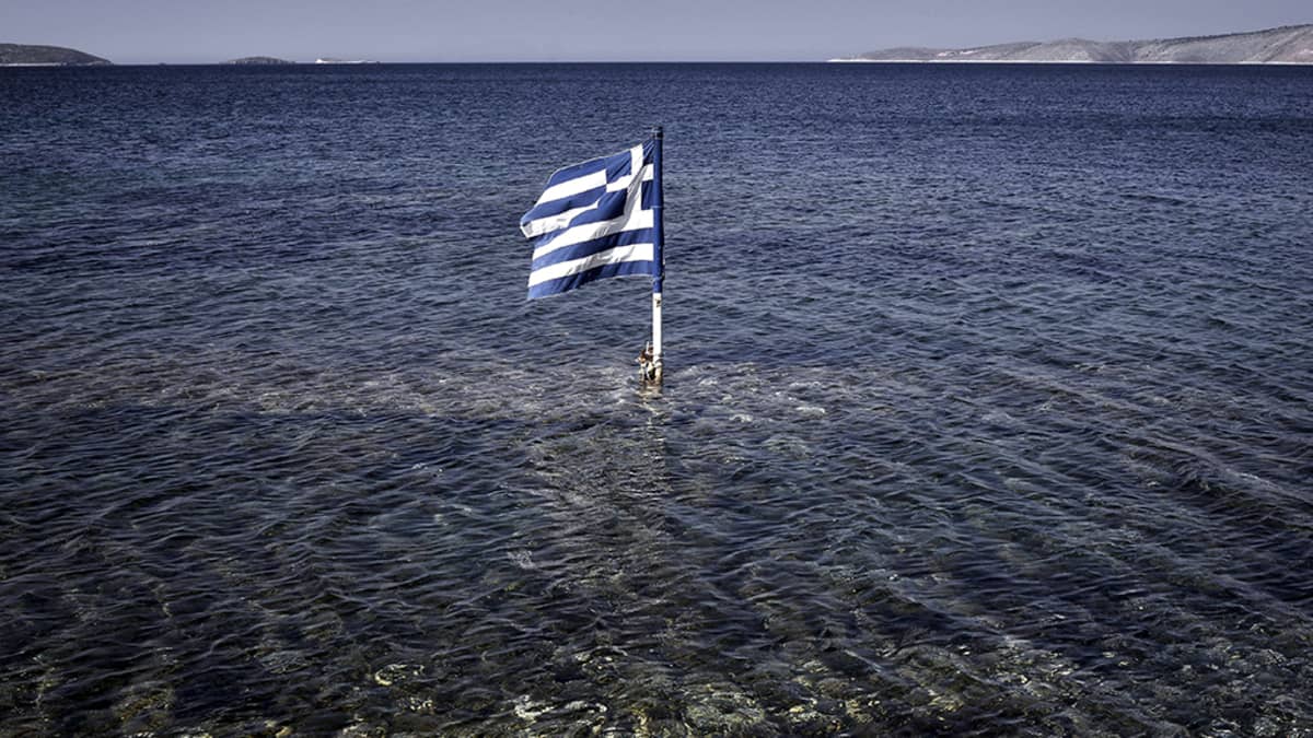 Kreikan lippu kelluu vedessä.