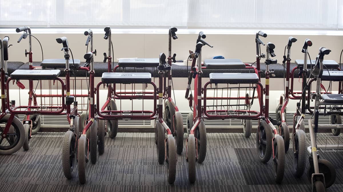 Rollaattoreja rivissä.