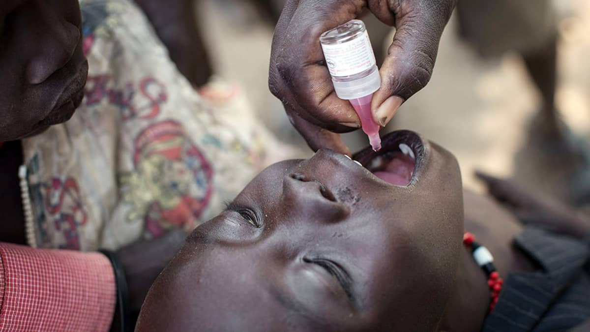 Lääkärit ilman rajoja -järjestö antaa polion vastaisen rokotuksen sudanilaiselle lapselle Minkammenissa.