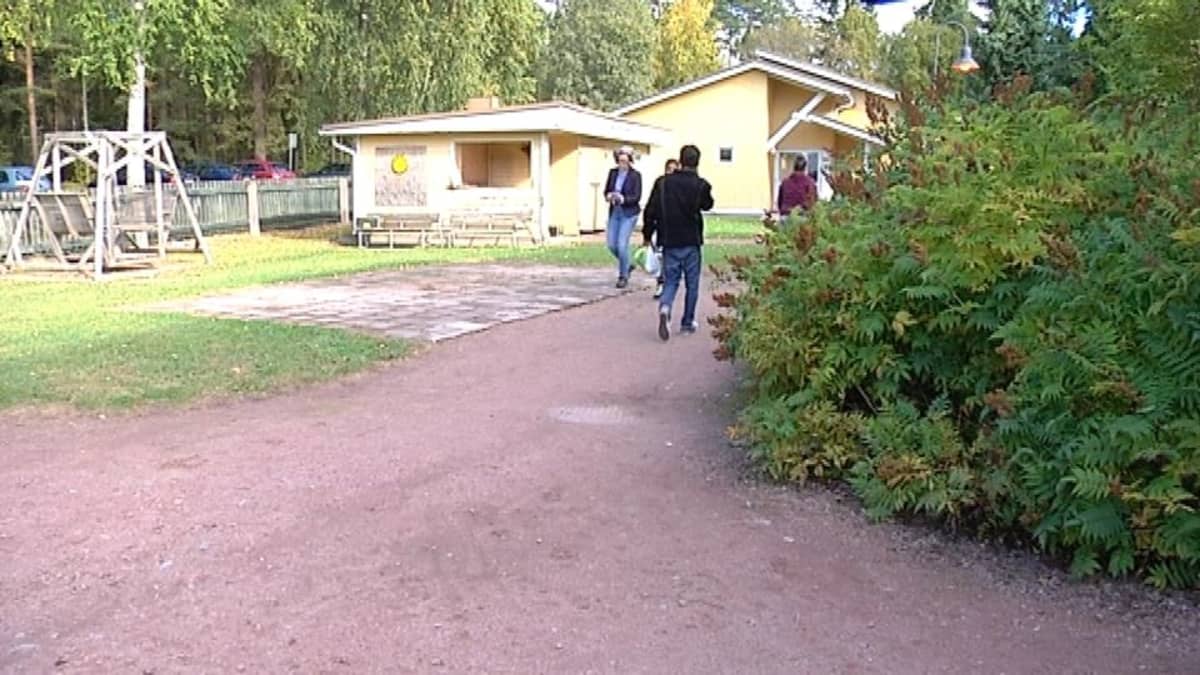 Junnilan leirikeskus Reposaaressa toimii turvapaikanhakijoiden hätämajoitustilana.