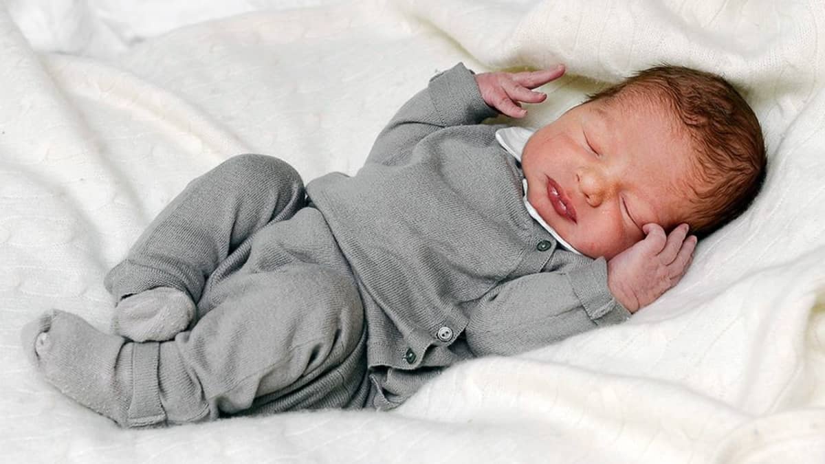 Ensimmäinen virallinen valokuva Ruotsin prinsessa Madeleinen ja Chris O`Neilin poikavauvasta. 