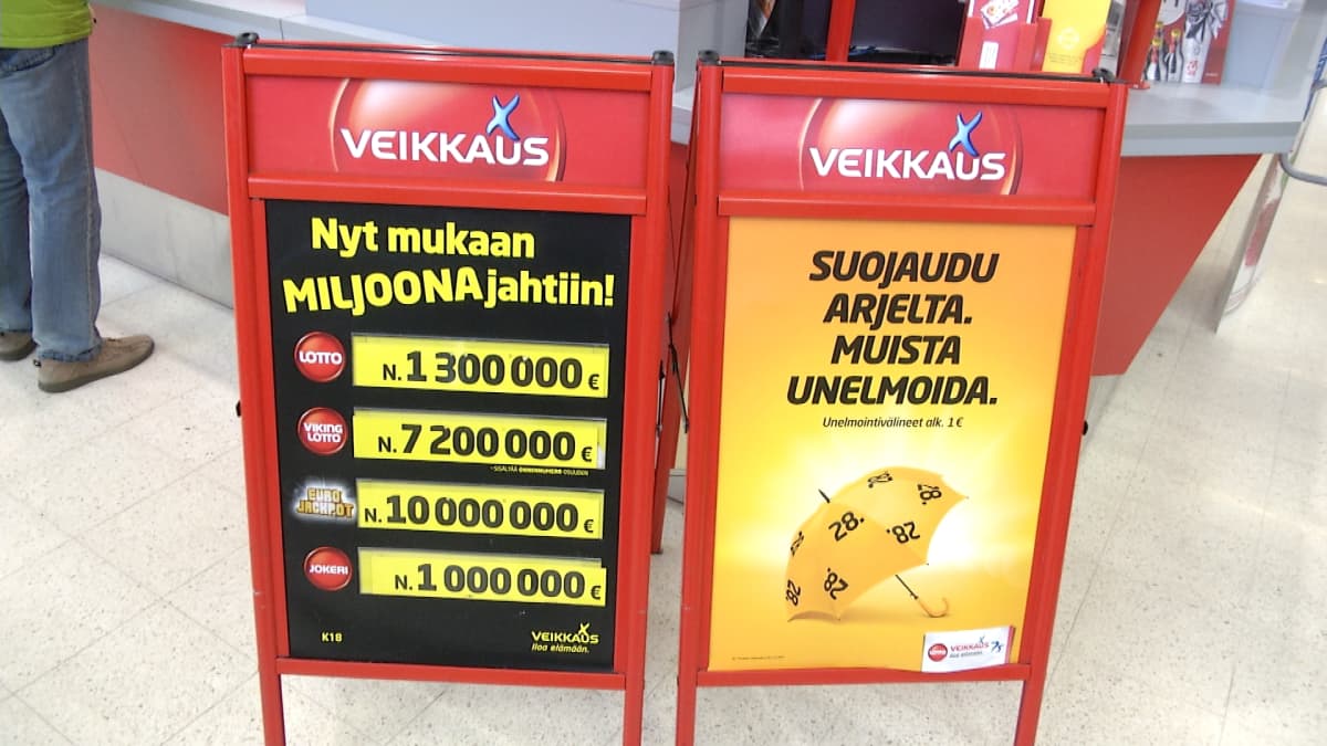 Veikkauksen mainoskylttejä kaupassa