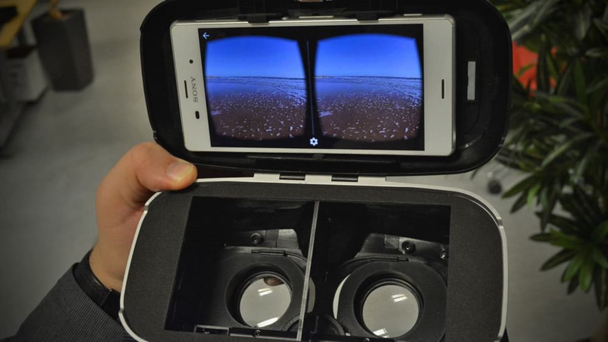 Virtuaalilasien sisälle laitetaan kännykä, josta 360-videota katsotaan.