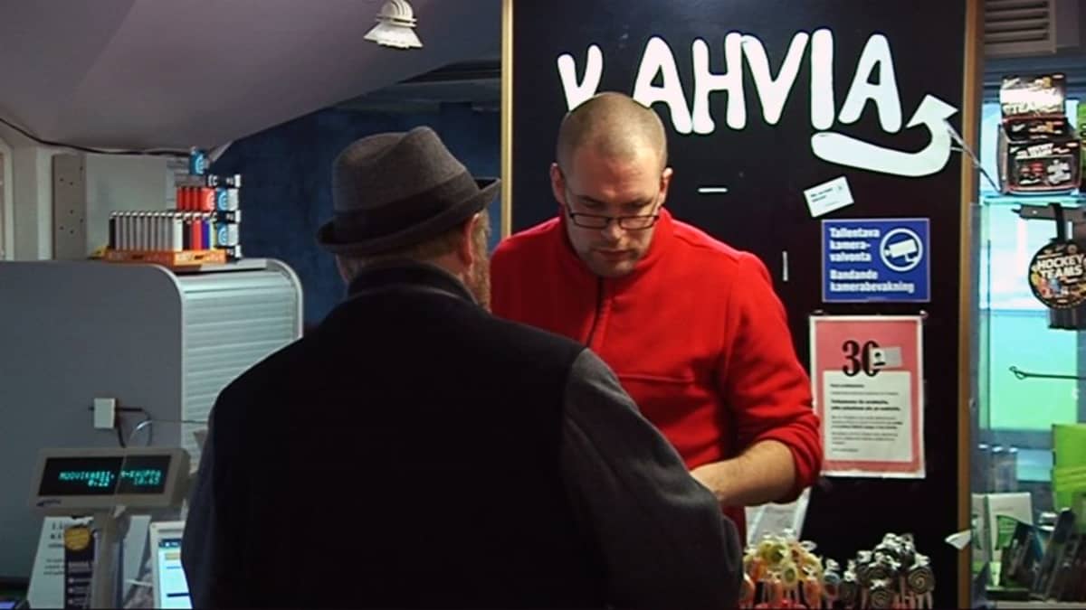 Ruokakauppias Pieni Parjaa Suurten Ketjujen Puristuksessa Asiakkaiden Toiveita Kuunnellen Yle Uutiset Yle Fi