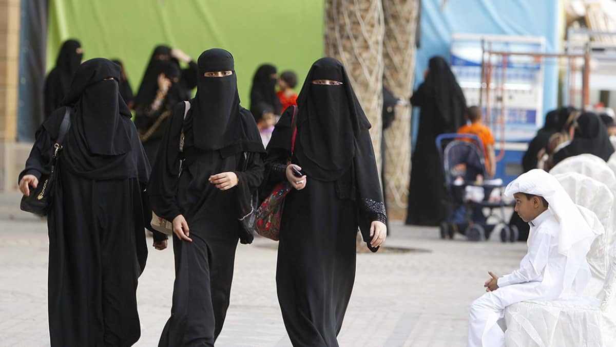 Saudiarabialaisia naisia saapumassa moskeijasta.