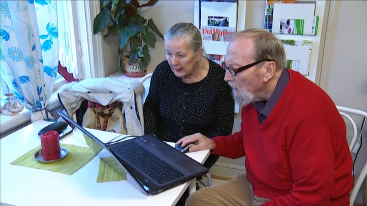 Pentti Arvela opastaa Margit Tyrjyä netin käytössä Turun SenioriJelpissä.