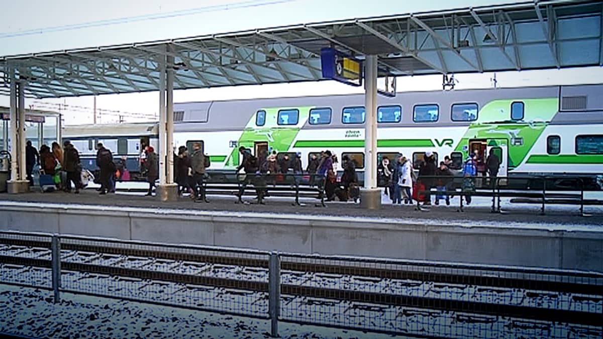 Ihmisiä purkautuu junasta Seinäjoen rautatieasemalle.