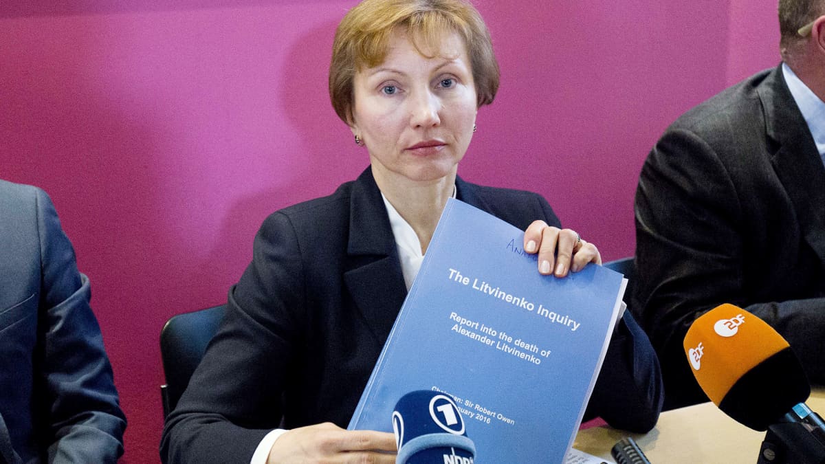Alexander Litvinenkon leski Marina Litvinenko esittelee miehensä murhaan liittyvää tutkimusraporttia Lontoossa.