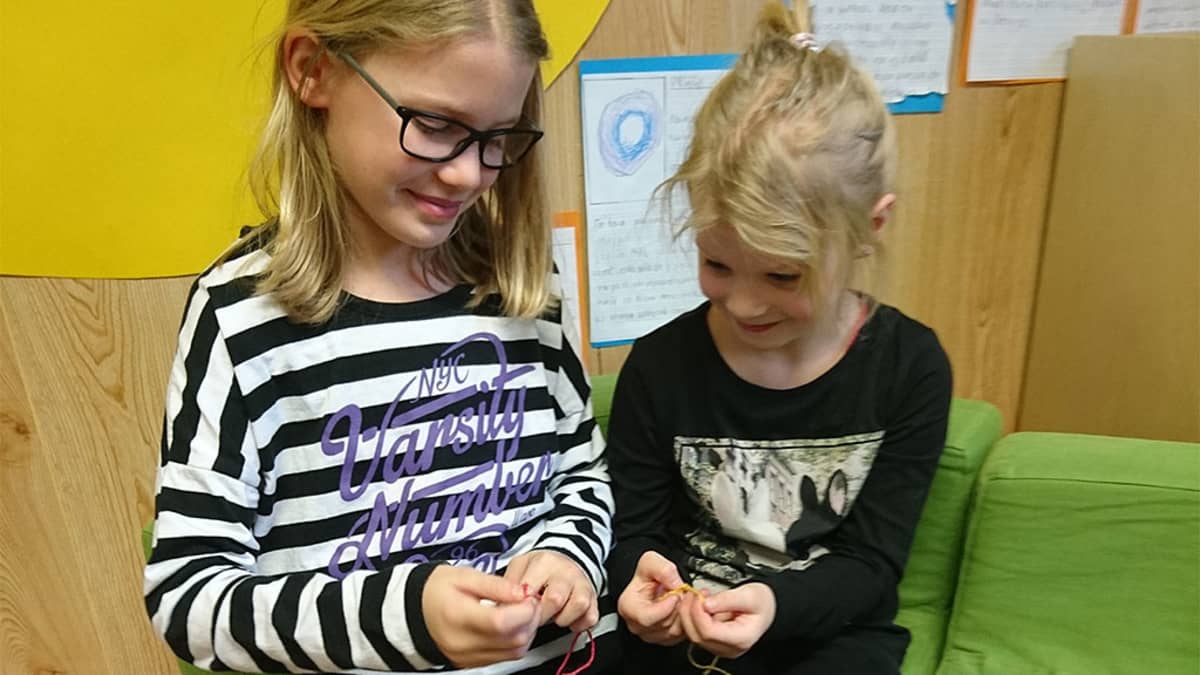 Mimmi Känsälä ja Milla Rajalahti. Tytöt opettelevat sormivirkkausta.