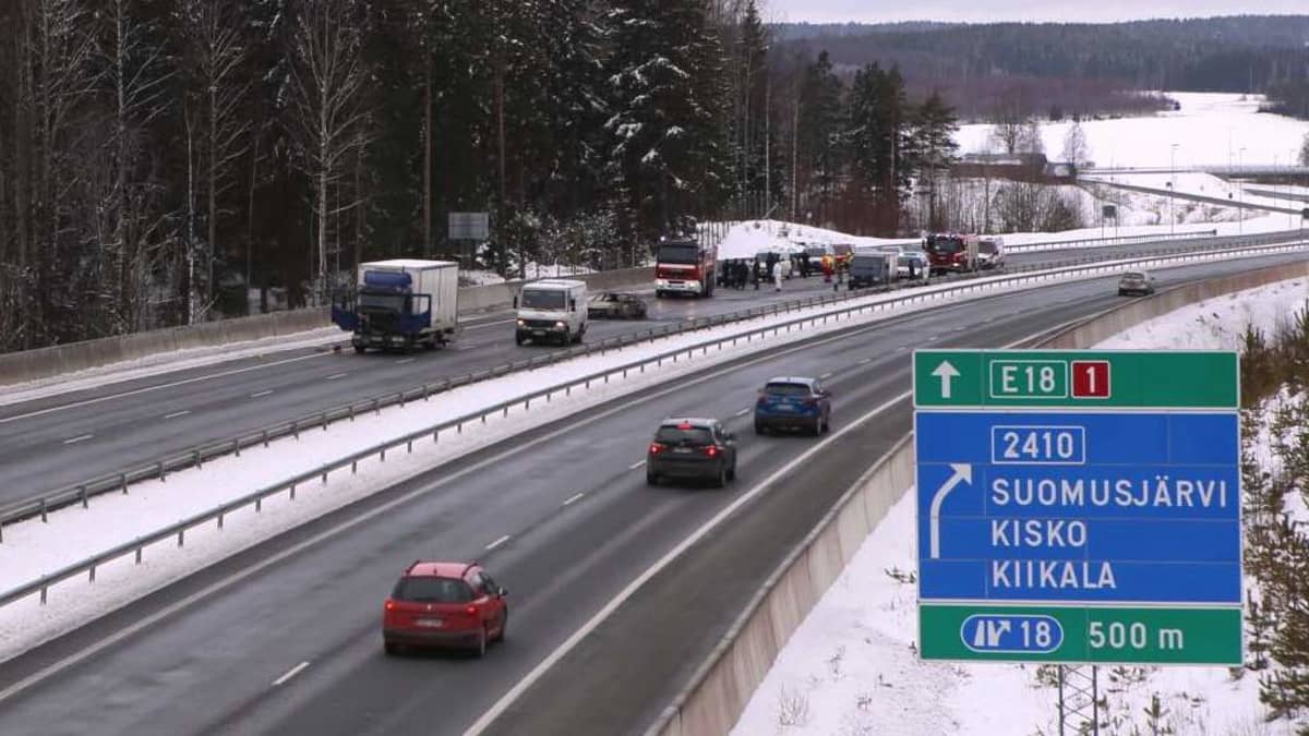 Arvokuljetusauton ryöstöyritys E18-moottoritiellä Salon Suomusjärvellä 25.2.2016.