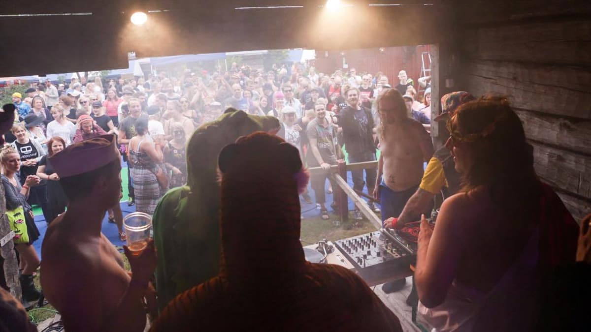 DJ Club Old Farts Naamat-festareiden lavalla.