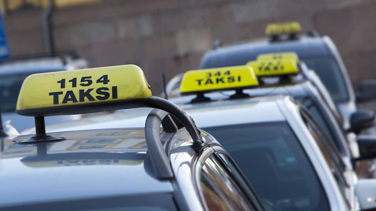 Taksijono Helsingissä.