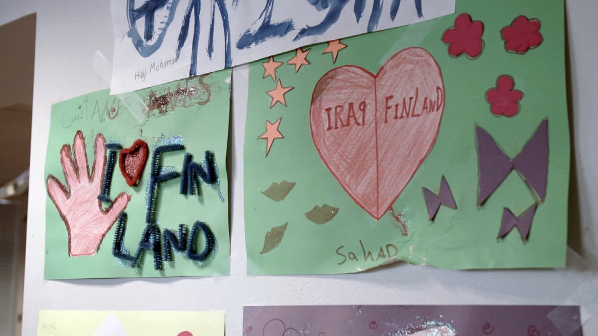 Turvapaikanhakijoiden piirustuksia vastaanottokeskusksen seinällä.