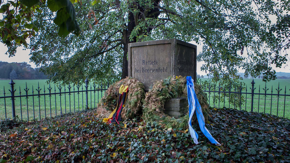 Breitenfeldissä suomalaiset hakkapeliitat ja ruotsalaiset sotivat katolisia vastaan kolmikymmenvuotisessa sodassa 1631. Muistomerkin juurella on saksalainen ja suomalainen muistoseppele.