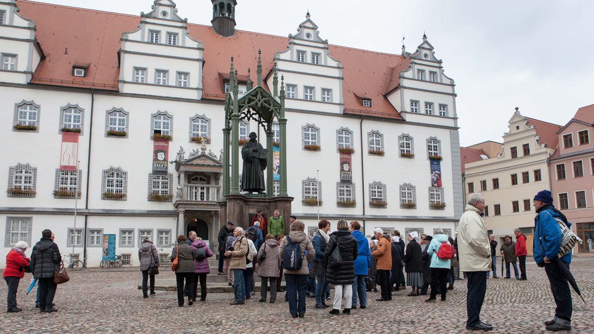 Wittenbergin vanhan raatihuoneen edessä on Lutherin patsas. Luther-turistit valtaavat kaupungin.