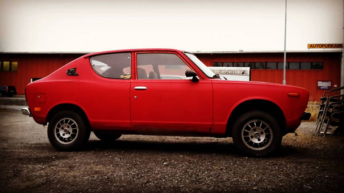 Punainen vanha auto, Datsun 100A
