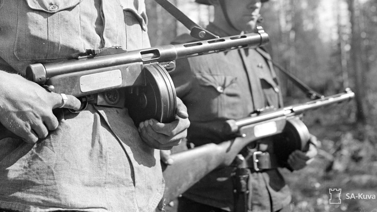Jatkosodan sotilaita aseineen
