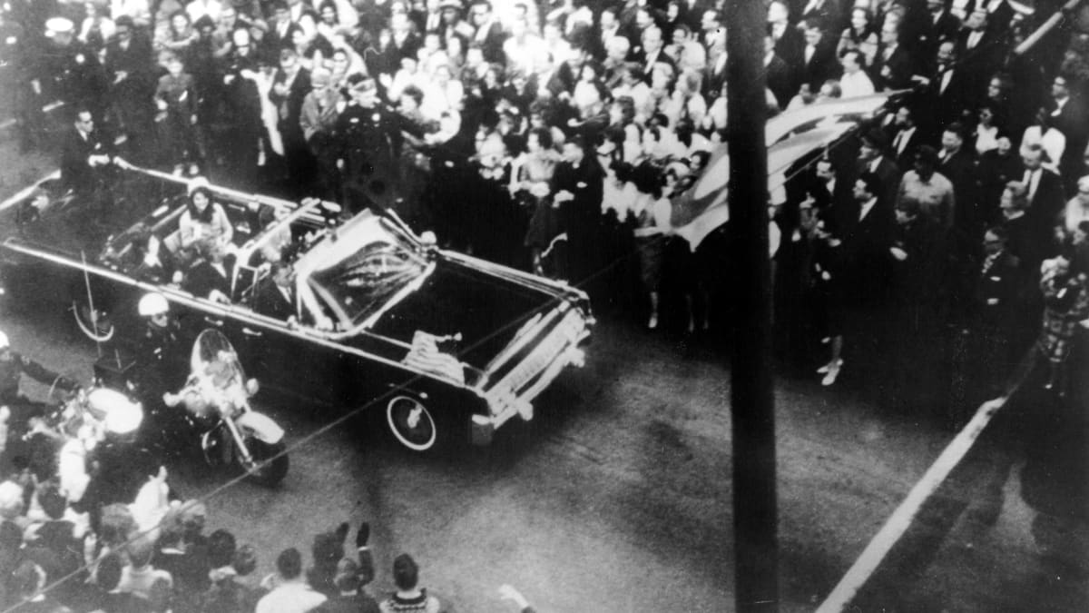 John F. Kennedy matkustaa vaimonsa kanssa avoautossa Dallasissa marraskuussa 1963.