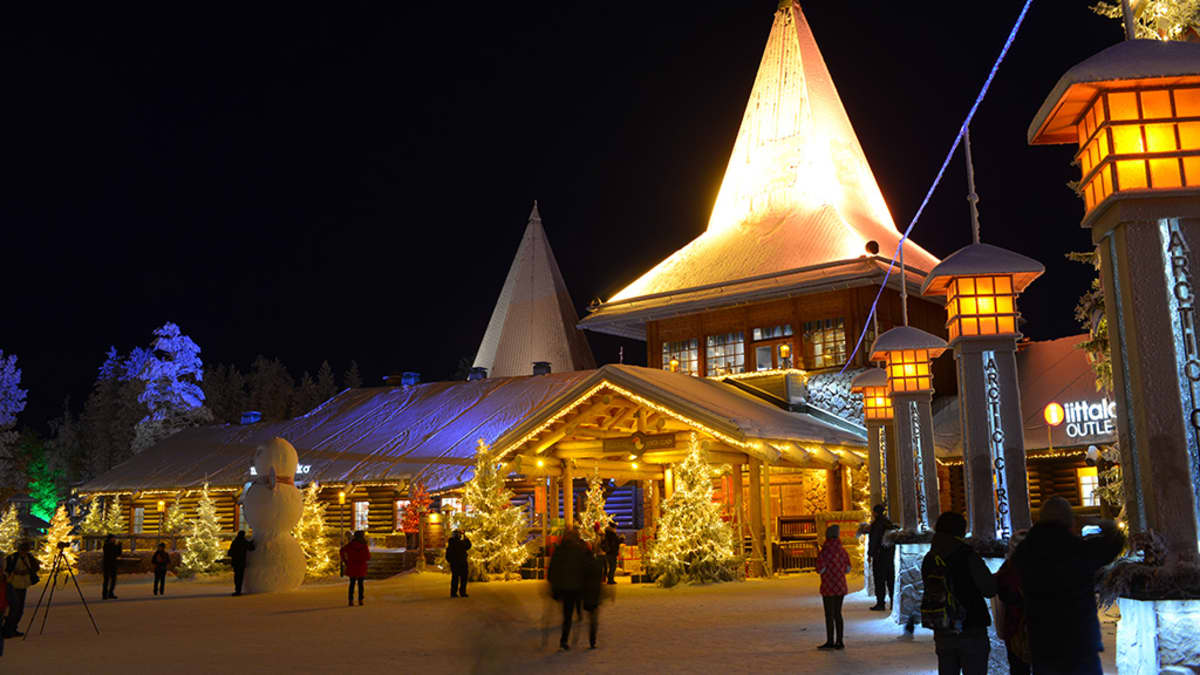 Turistit vierailemassa Joulupukin Pajakylässä Rovaniemen Napapiirillä
