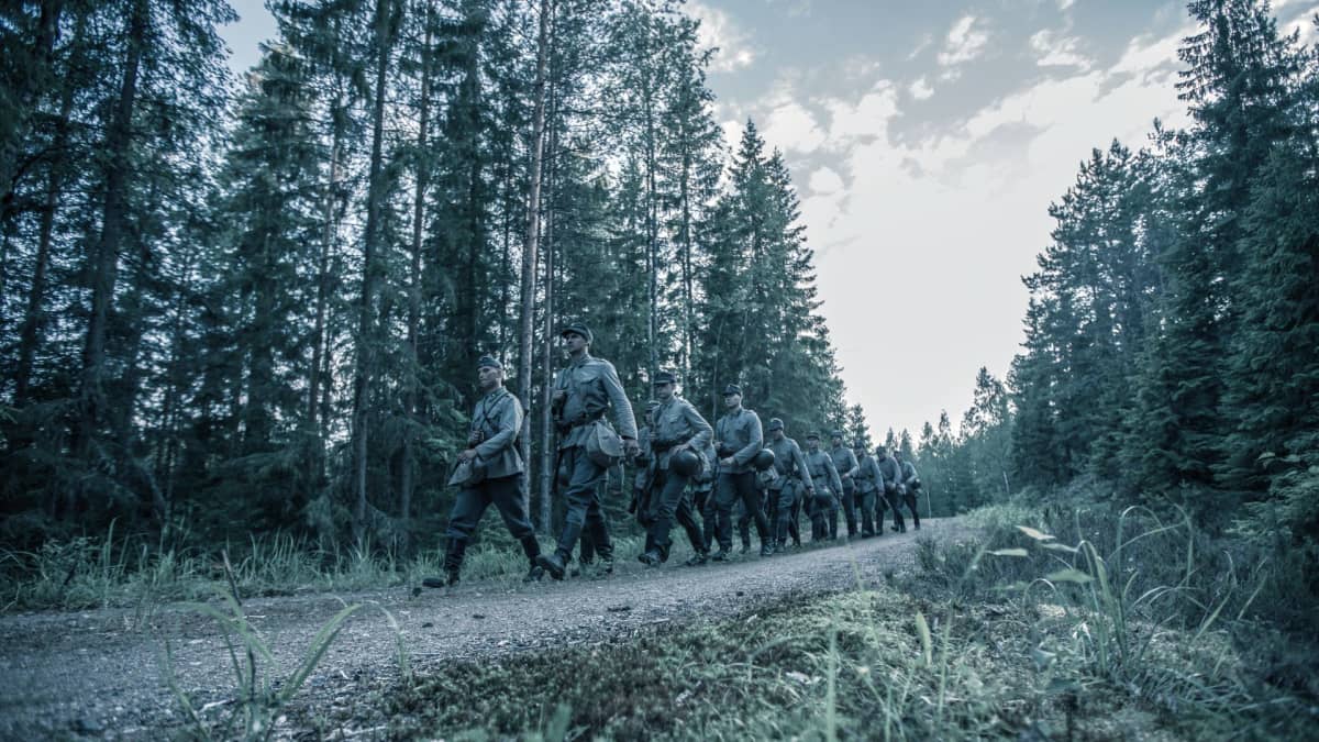 Miesjoukko marssii Tuntemattoman sotilaan 2017 versiossa.
