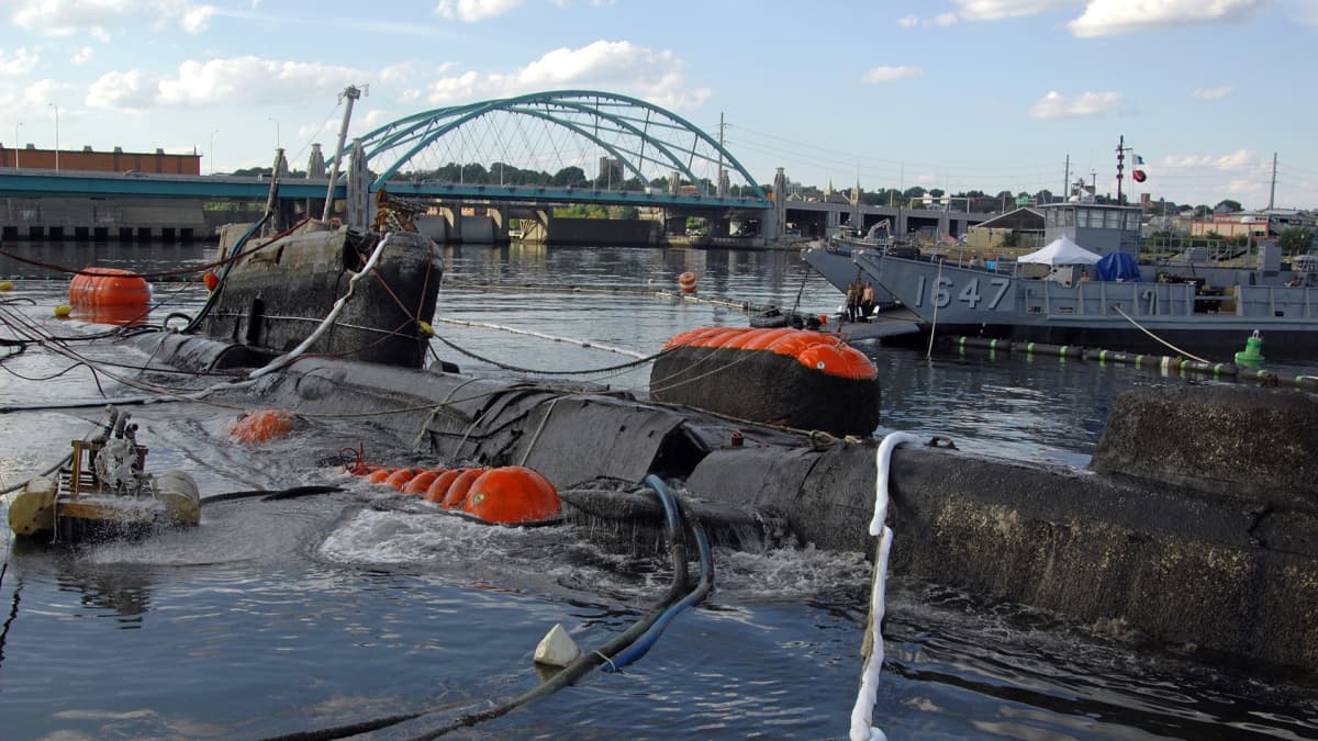 Providence-joen pohjasta nostettu K-77 sukellusvene kuvattuna heinäkuussa vuonna 2008. 