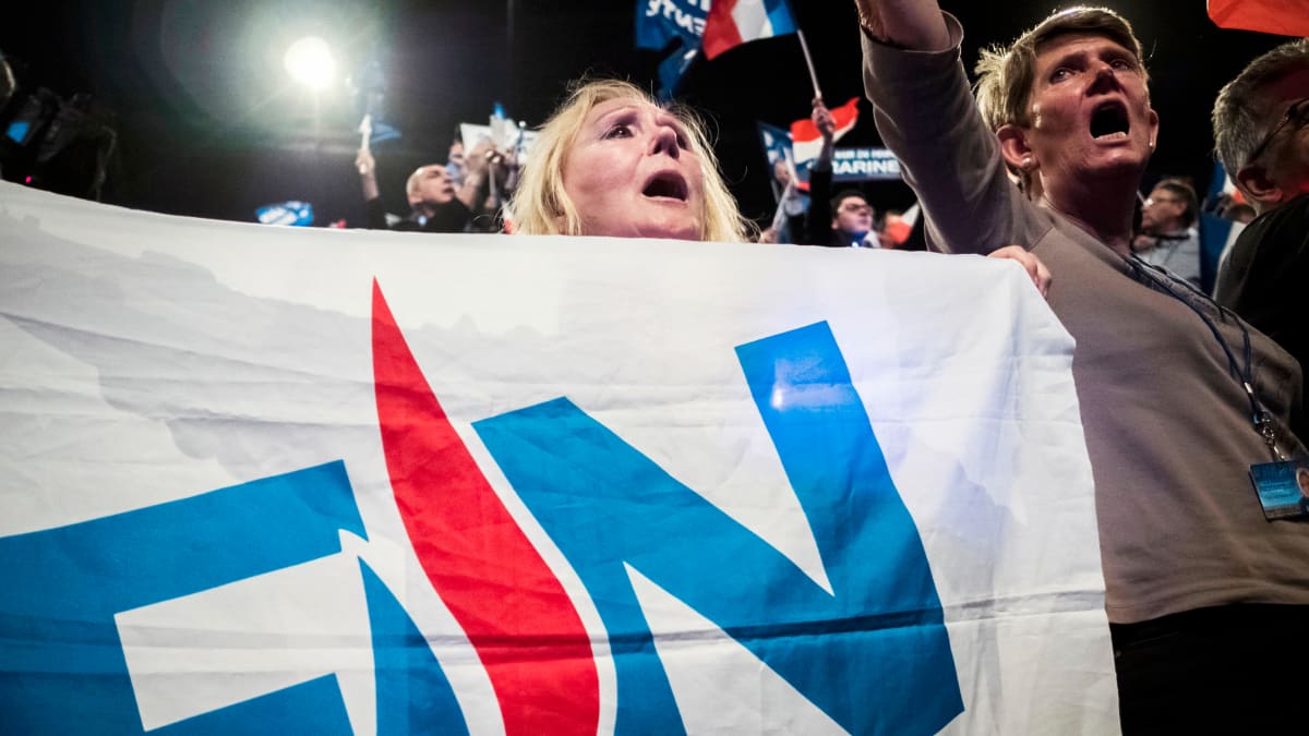 Marine Le Penin kannattajat presidentinvaalien kampanjatilaisuudessa Ranskan Lyonissa.