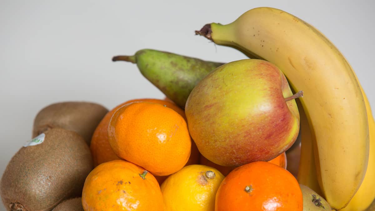 trooppisia Hedelmiä kulhossa.