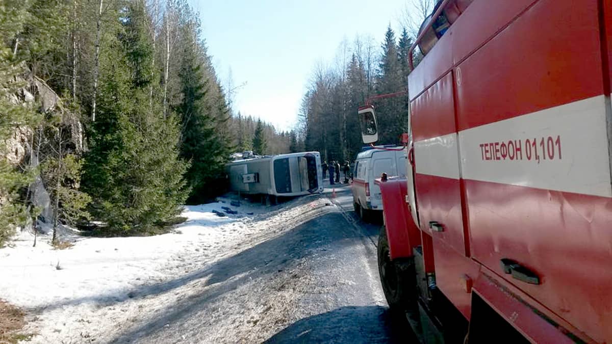 Onnettomuusbussi kyljellään Kanavatiellä Venäjällä.