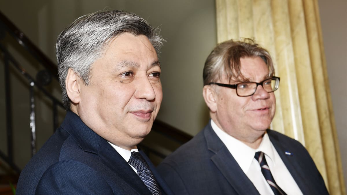 Kirgisian ulkoministeri Erlan Abdyldaev ja Timo Soini.