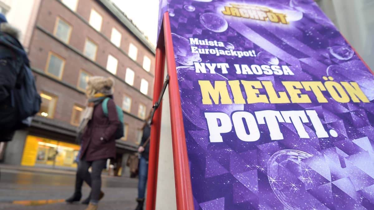Eurojackpotin mainos Helsingissä.